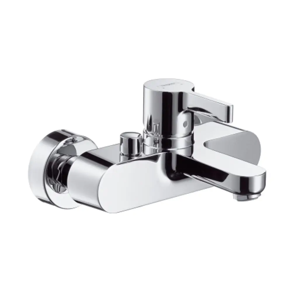 Chromfarbener Einhebel-Wannenmischer von Hansgrohe, montiert auf der Wand, mit einem klaren Hebel zur Temperatur- und Wassermengenregelung.
